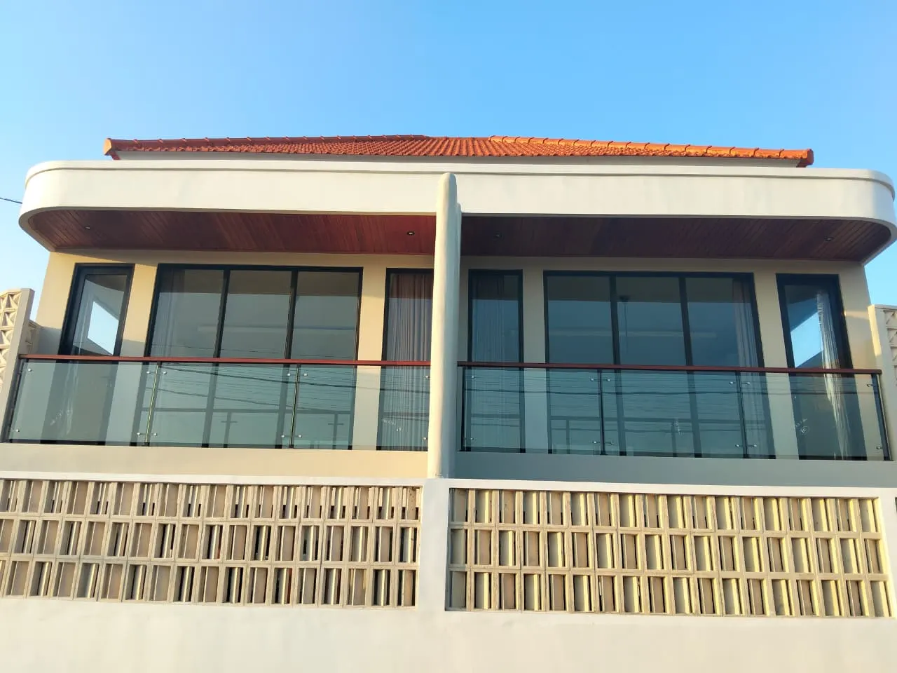 Railing kaca balkon