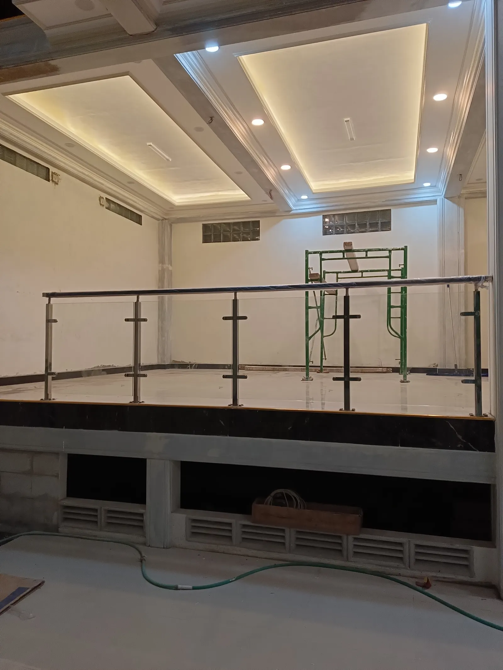 Railing kaca lantai mezanin