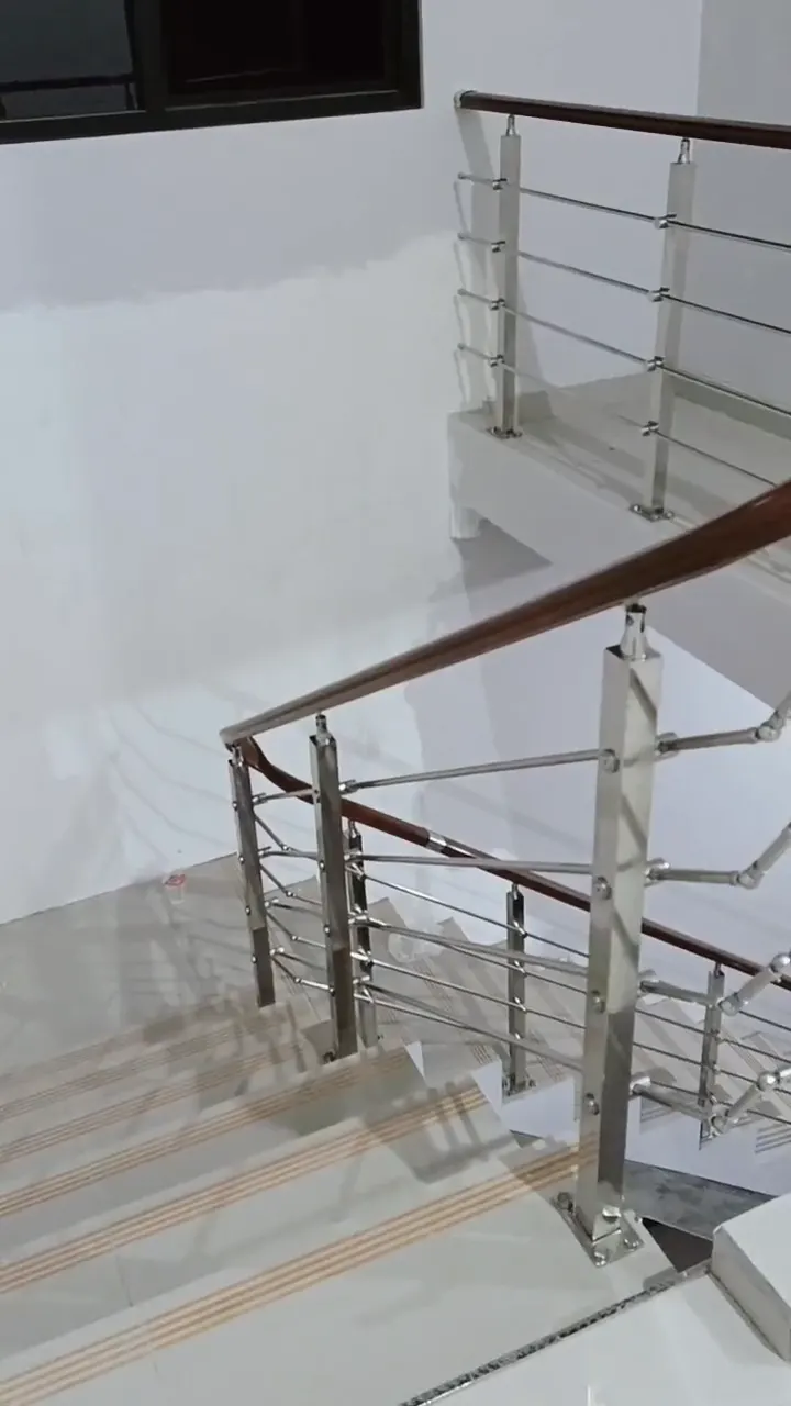Railing stainless tangga rumah, handrail kayu