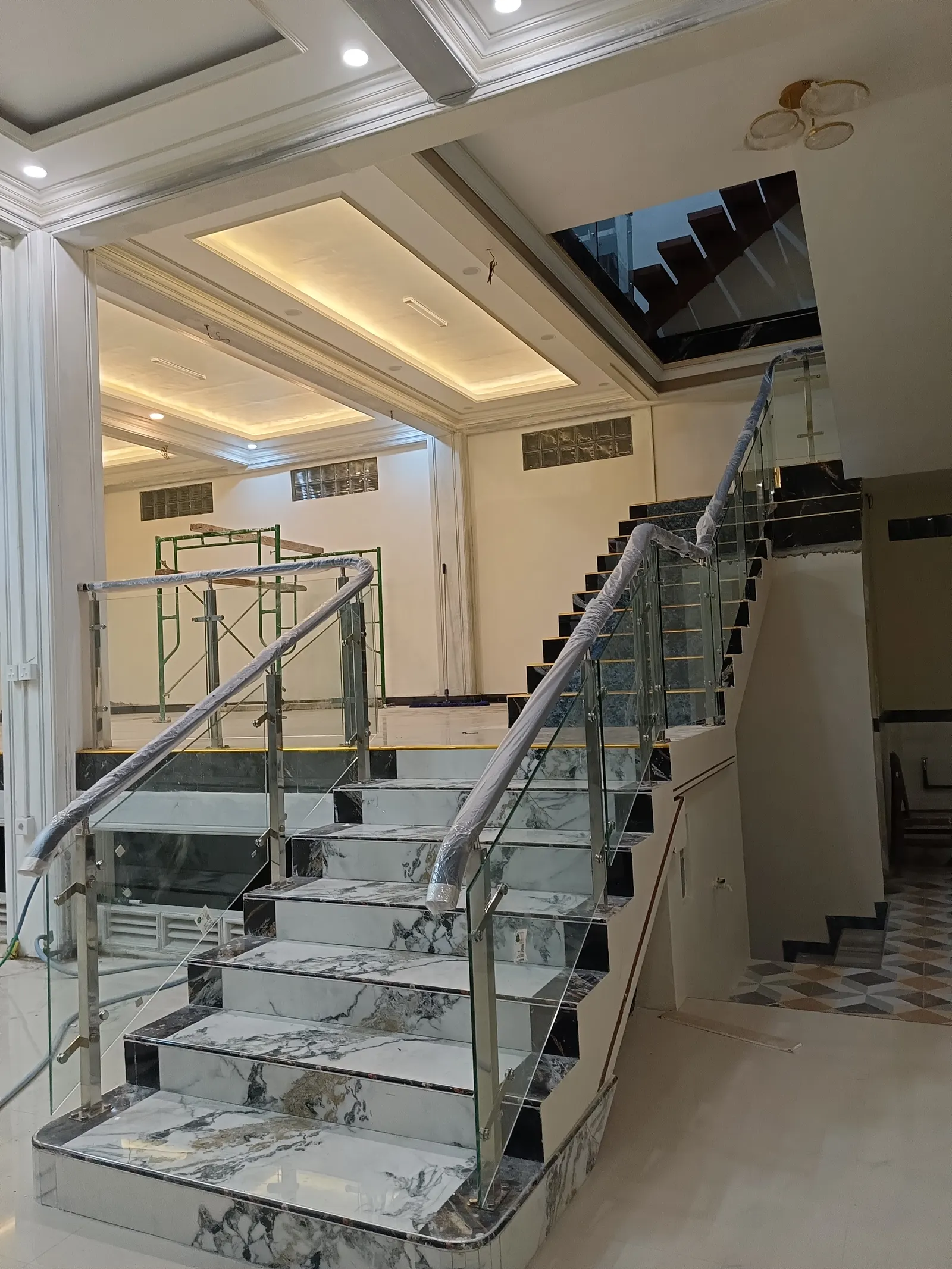 Railing kaca tangga dengan tiang stainless