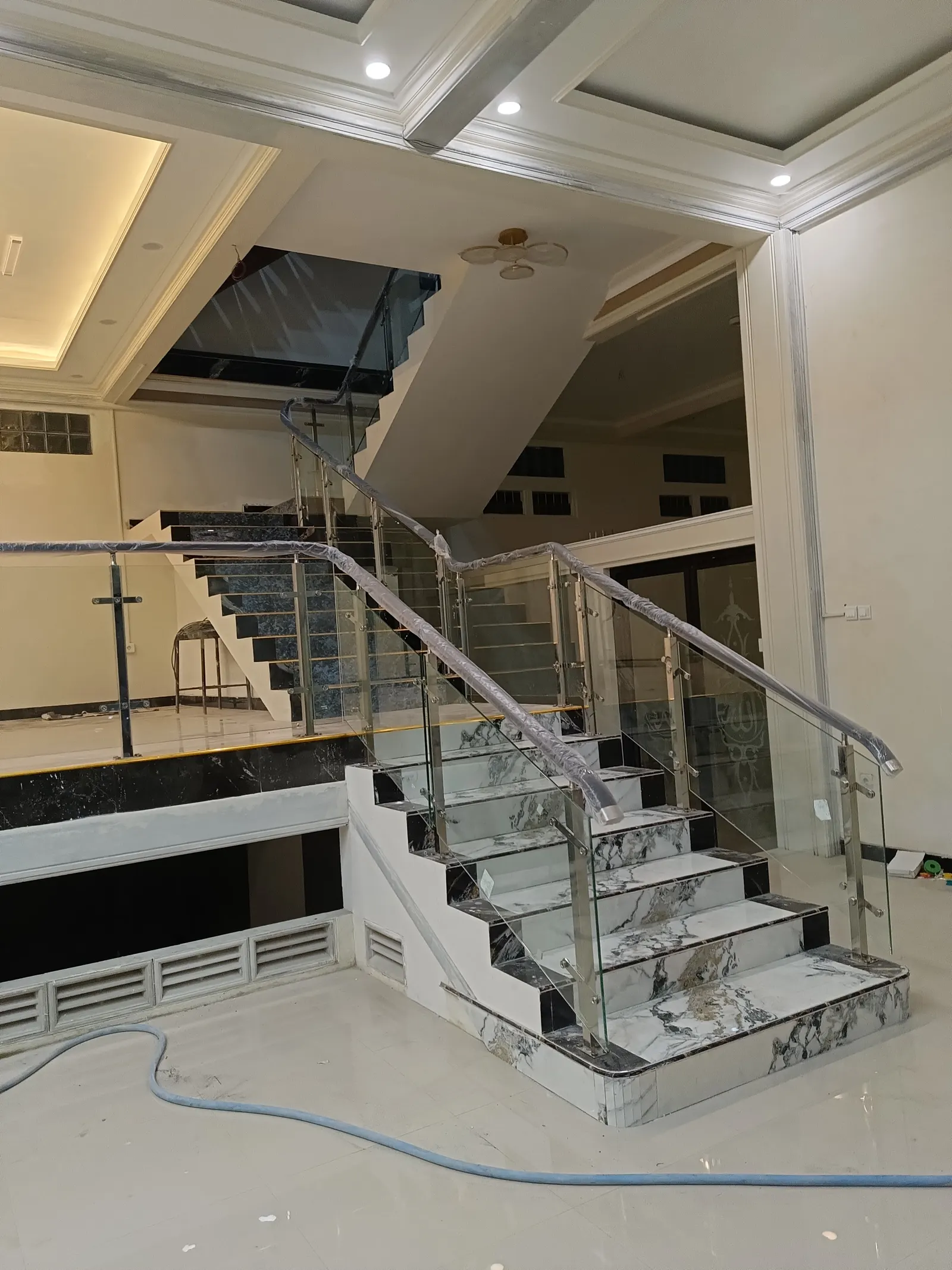 Railing kaca tangga marmer